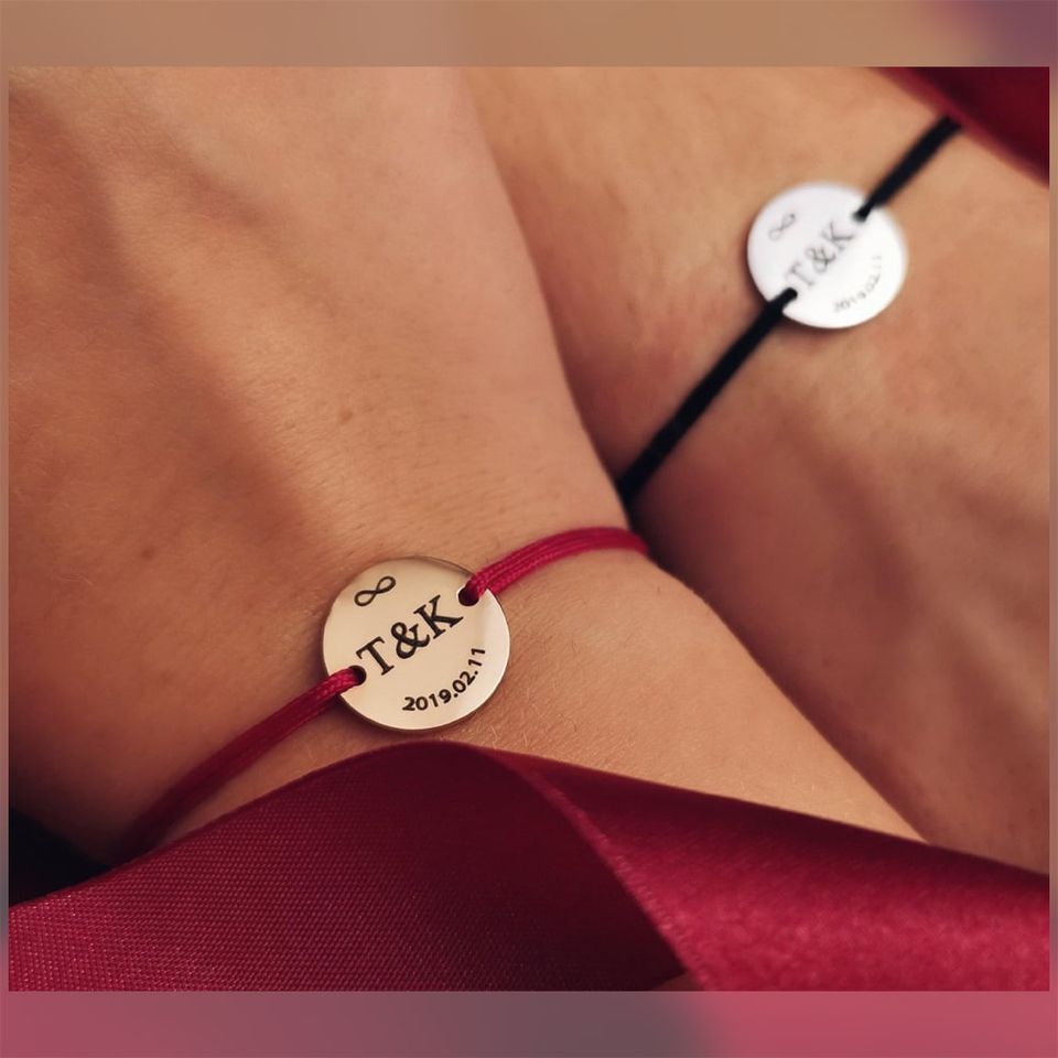 Комплект две гравирани гривни с конец инициали дата безкрайност