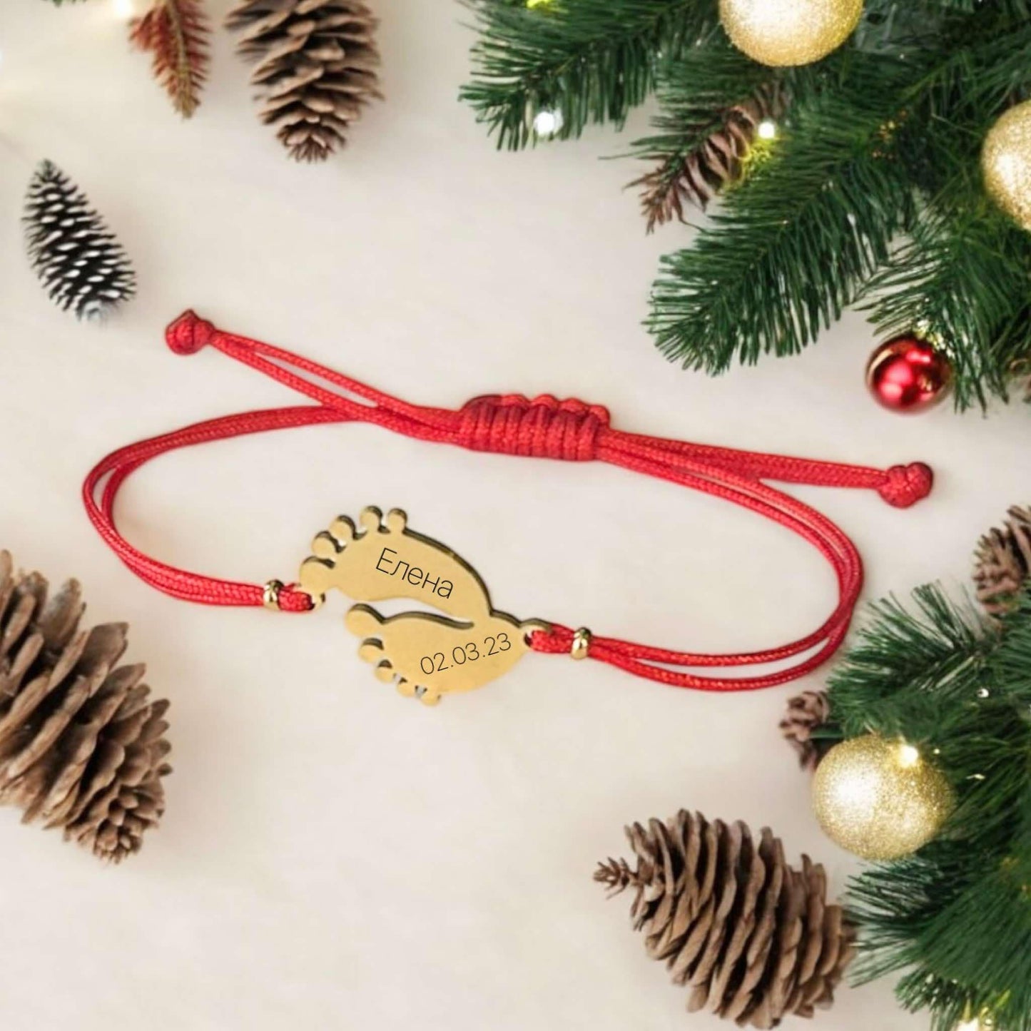 гравирана гривна с червен конец крачета подарък