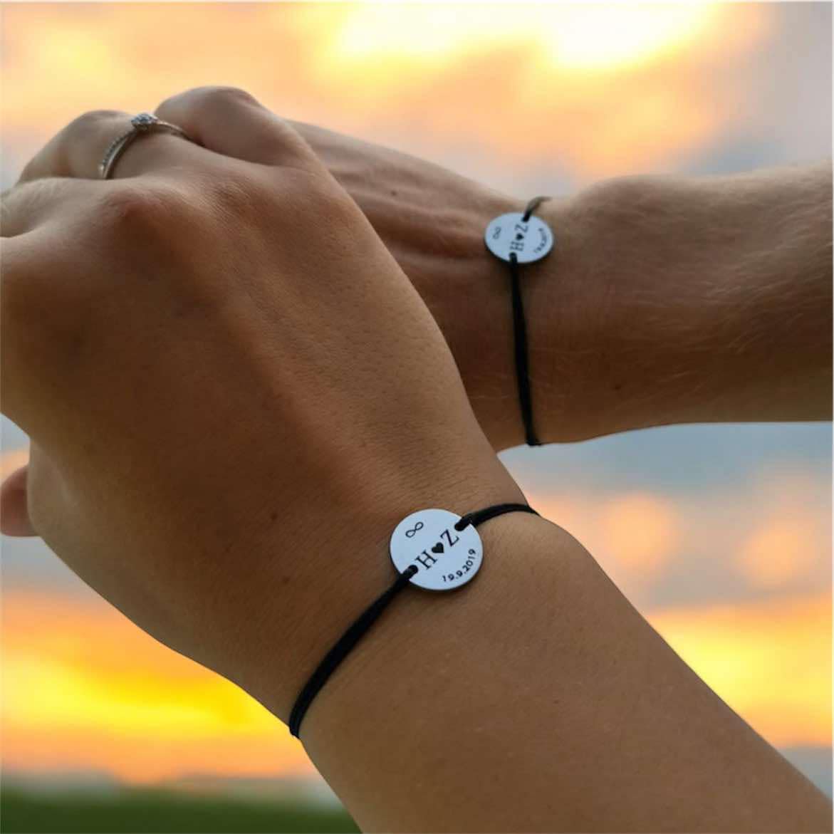 Комплект две гравирани гривни с конец и сърце подарък