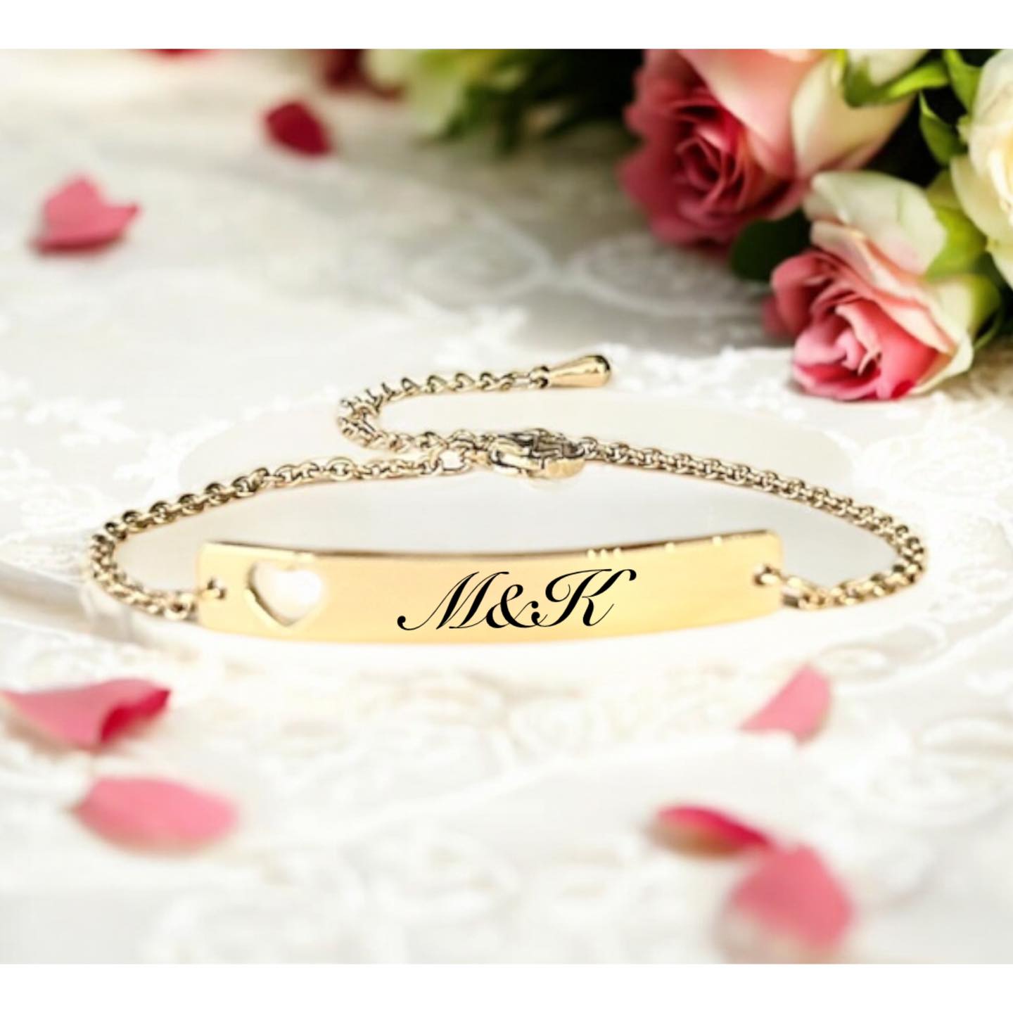 гравирана дамска гривна с инициали подарък