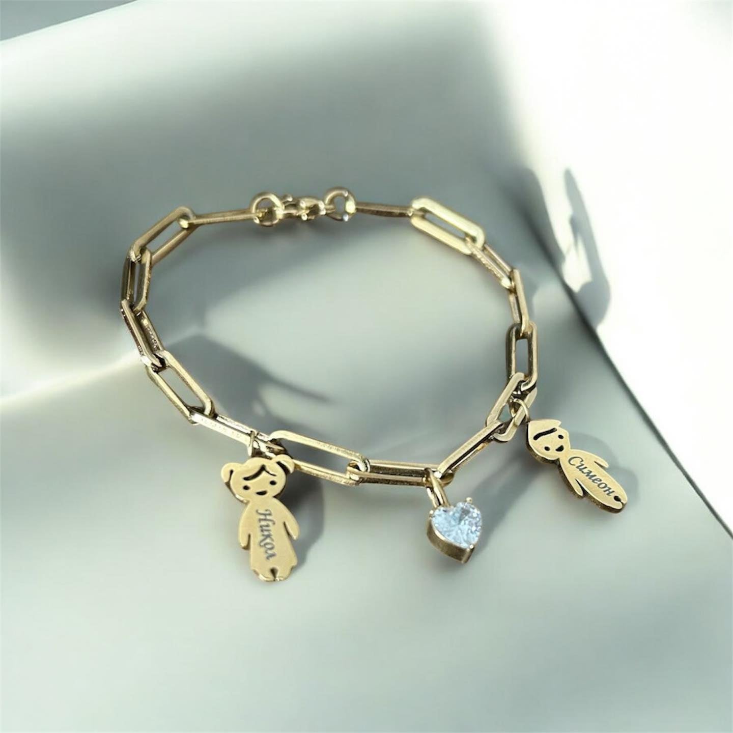 гривна с две деца с гравирани имена и бяло камъче сърце подарък