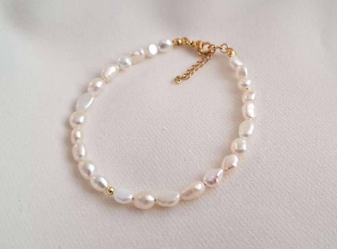 гривна с естествени речни перли и гравирана висулка подарък