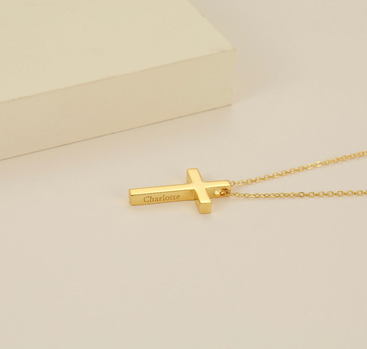 Гравиран медальон с кръст подарък