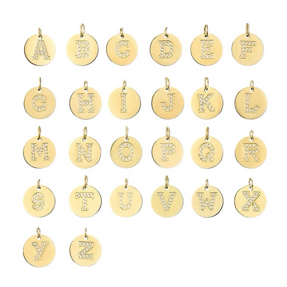 висулка буква с камъчета