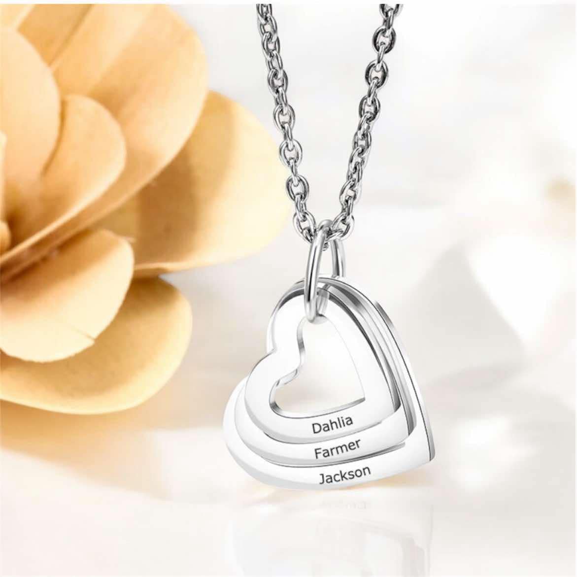 гравирано колие с три сърца с имена подарък