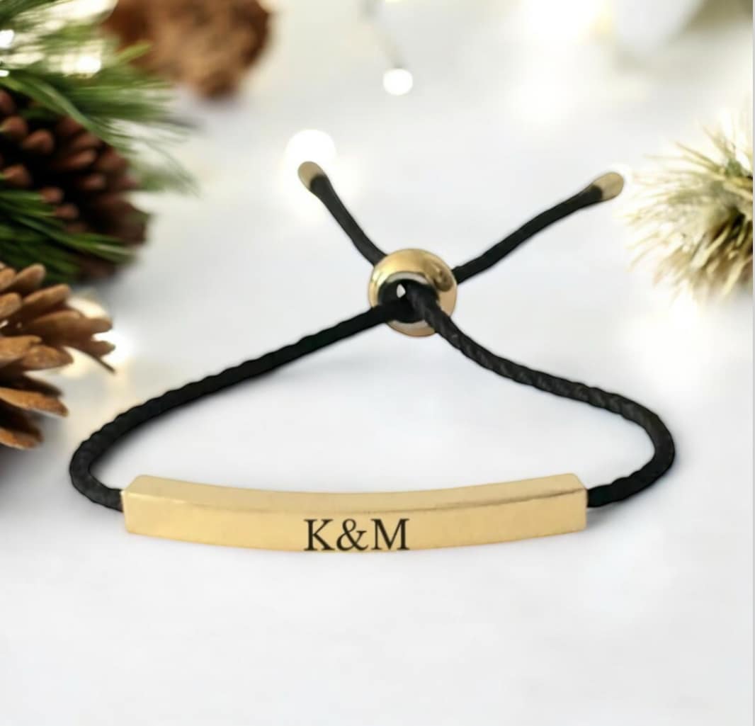 гравирана гривна за ръка с черен шнур подарък