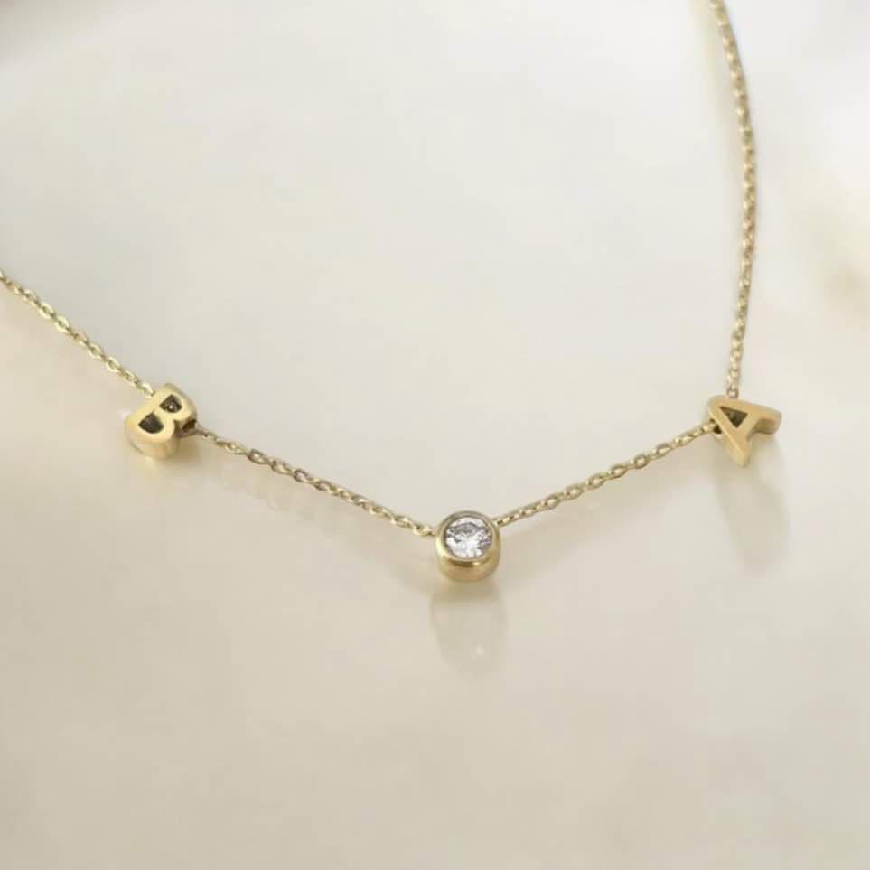 колие с две букви и камъче подарък