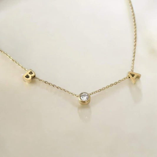 колие с две букви и камъче подарък