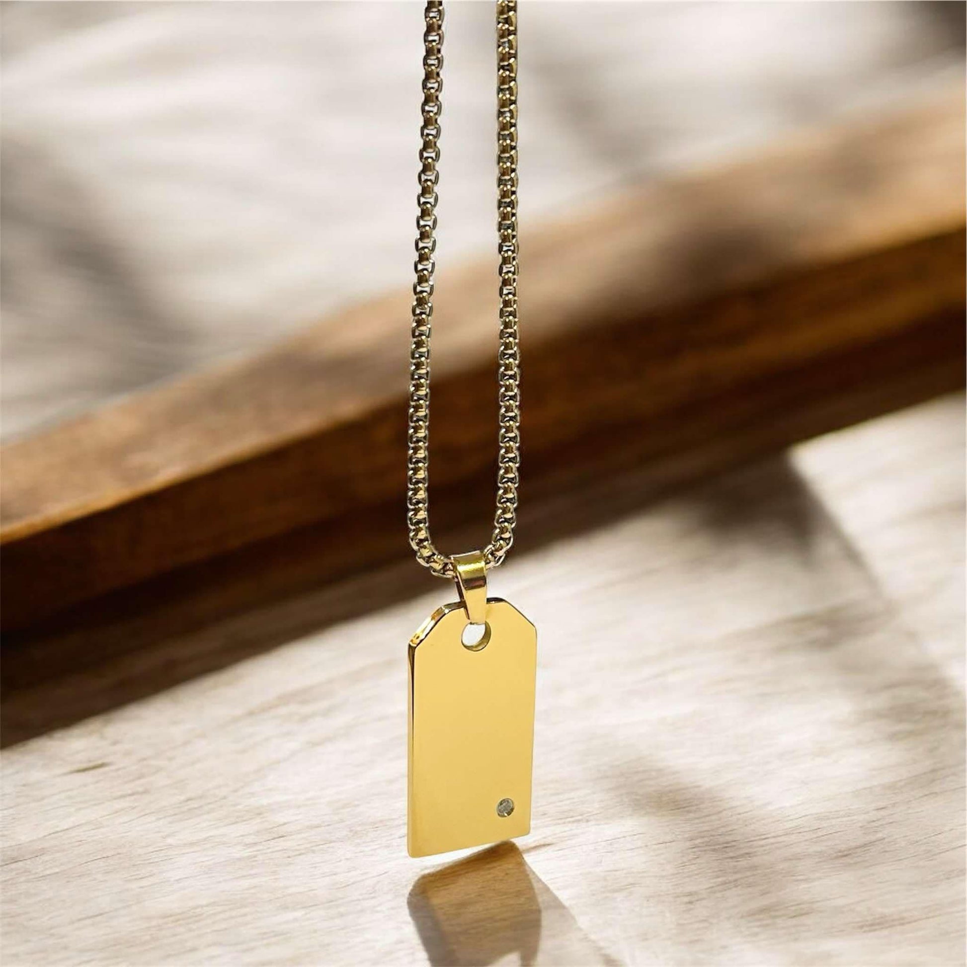 Гравиран мъжки медальон с правоъгълна висулка и камъче подарък