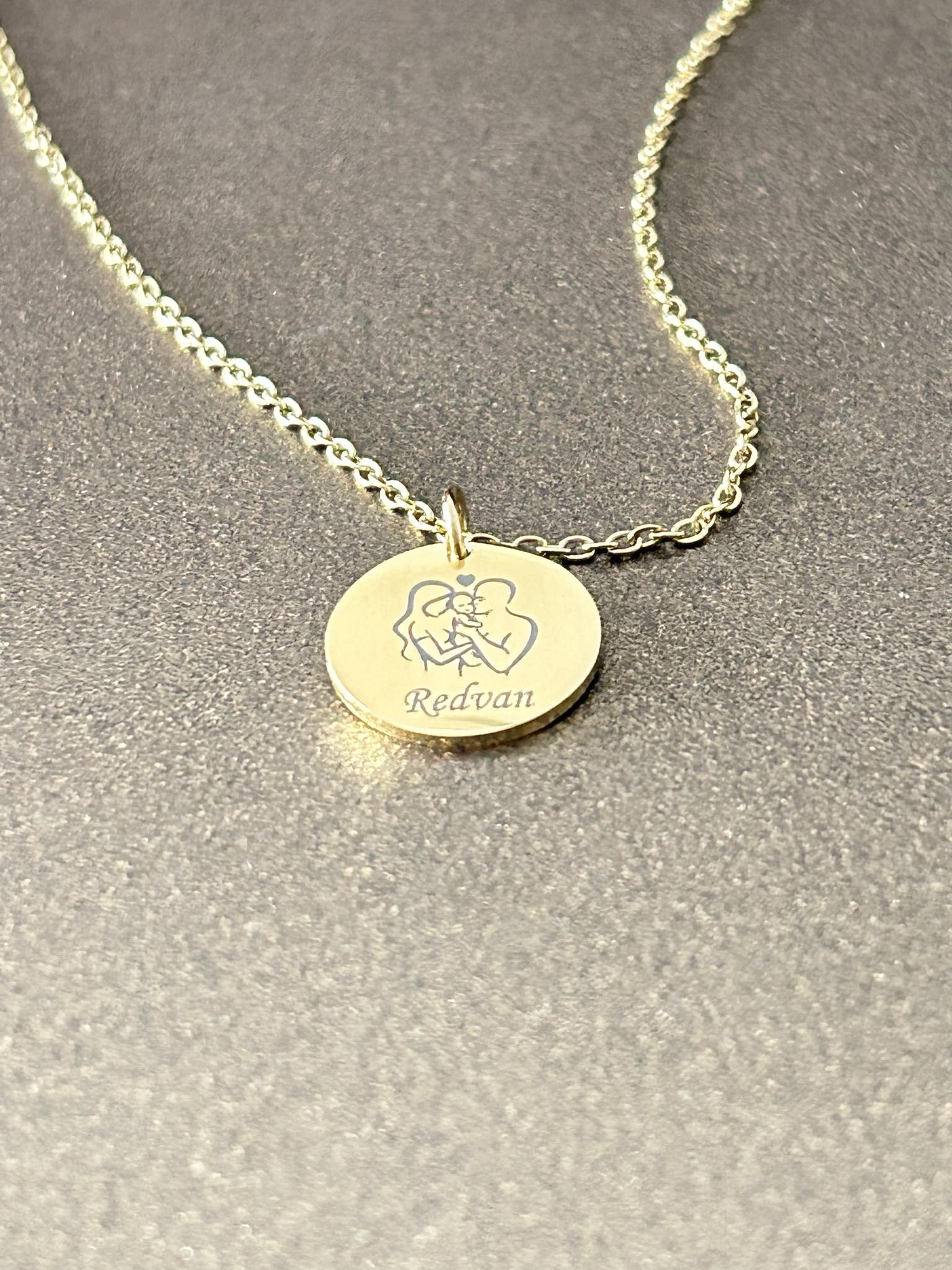 гравирано колие със семейство и име дата подарък