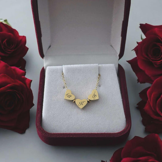 колие с три гравирани сърца с букви подарък