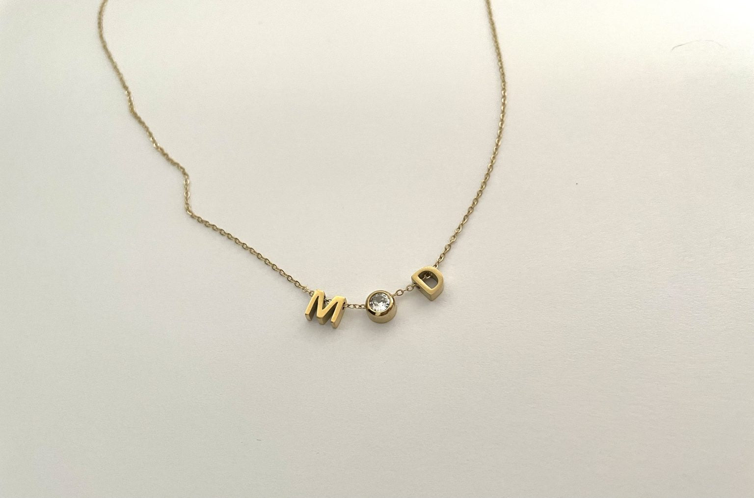 колие с две букви М Д и цирконий подарък