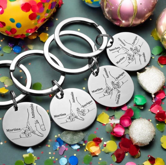 кръгъл ключодържтел с гравирани ръце и имена подарък