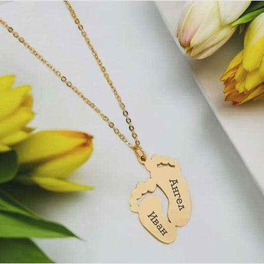 гравирано колие с висулка крачета с имена подарък