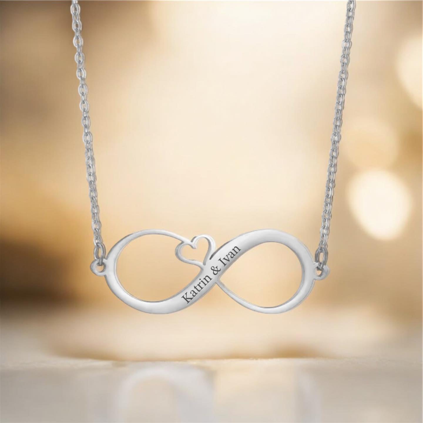 сребристо колие с гравирана безкрайност с  имена подарък