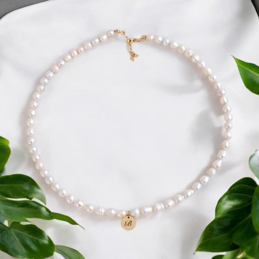 Колие с естествени речни перли и гравирана висулка подарък