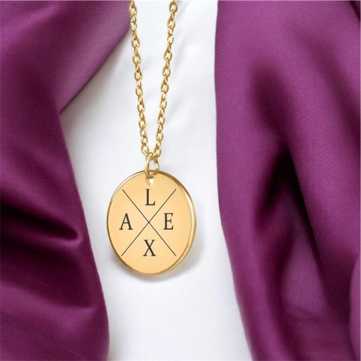 гравирано колие с букви на кръст подарък