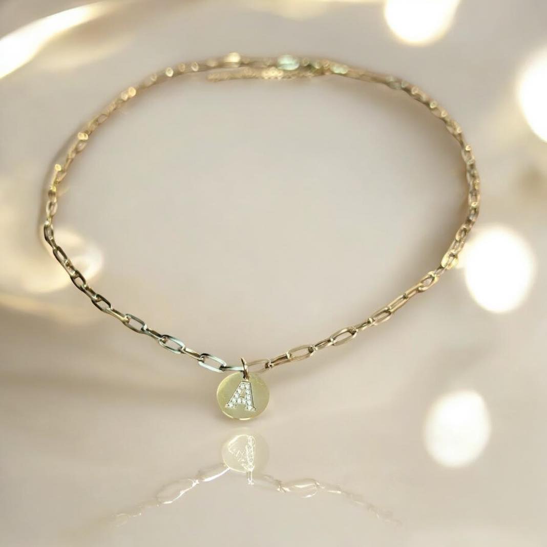 колие с буква с камъчета подарък