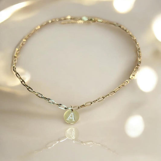 колие с буква с камъчета подарък