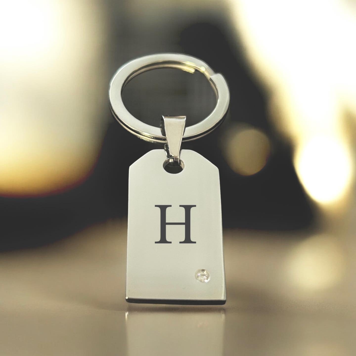 Гравиран ключодържател с правоъгълна висулка и камъче подарък