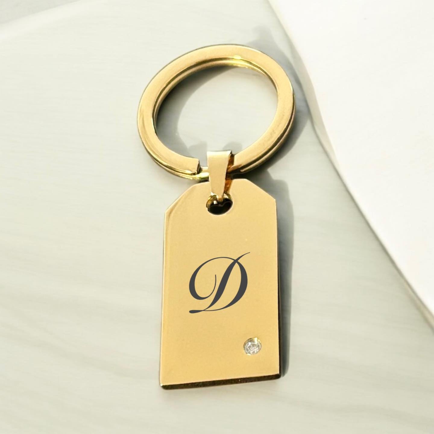 Гравиран ключодържател с правоъгълна висулка и камъче подарък