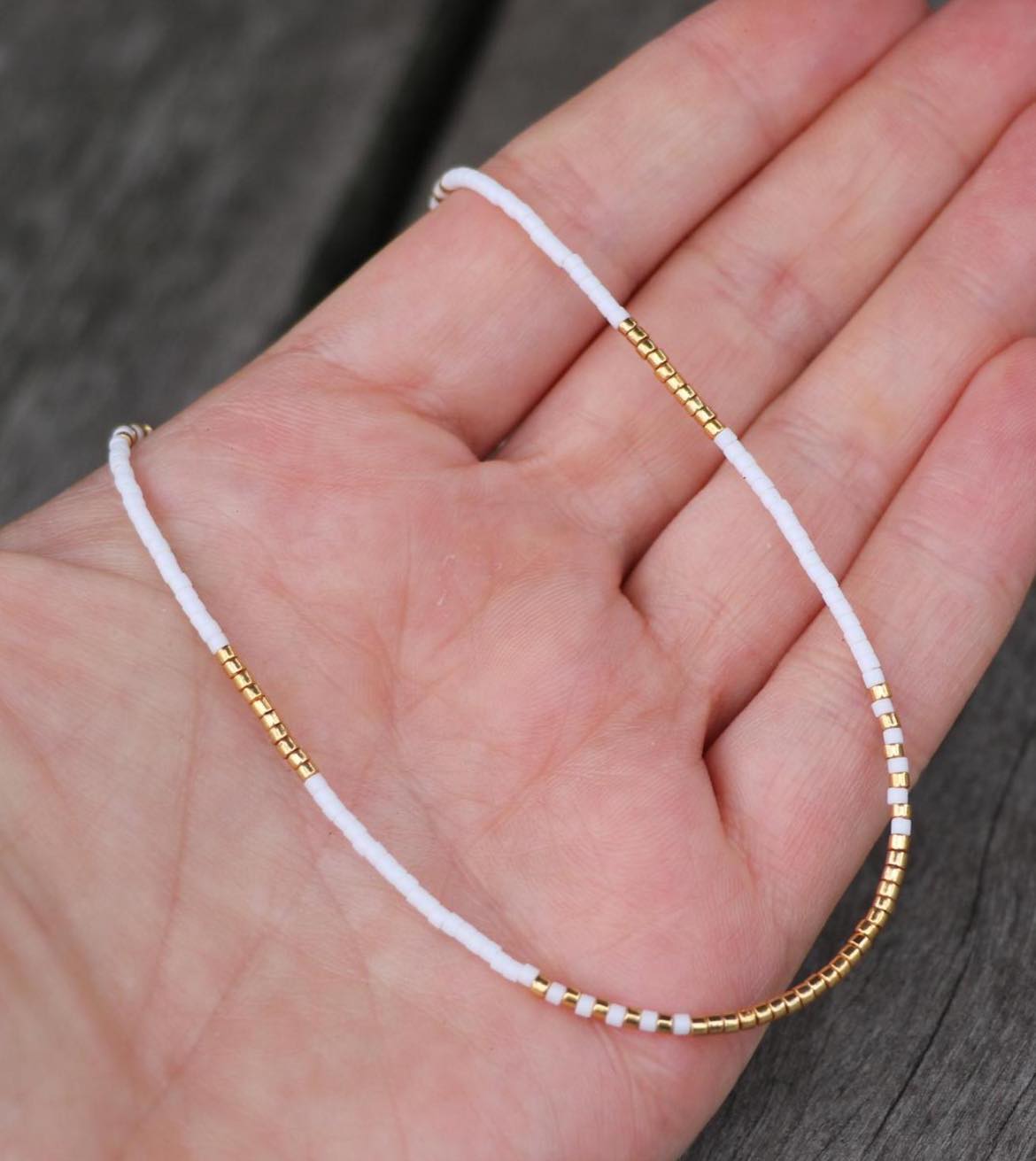 колие чокър с бели и златисти мъниста подарък