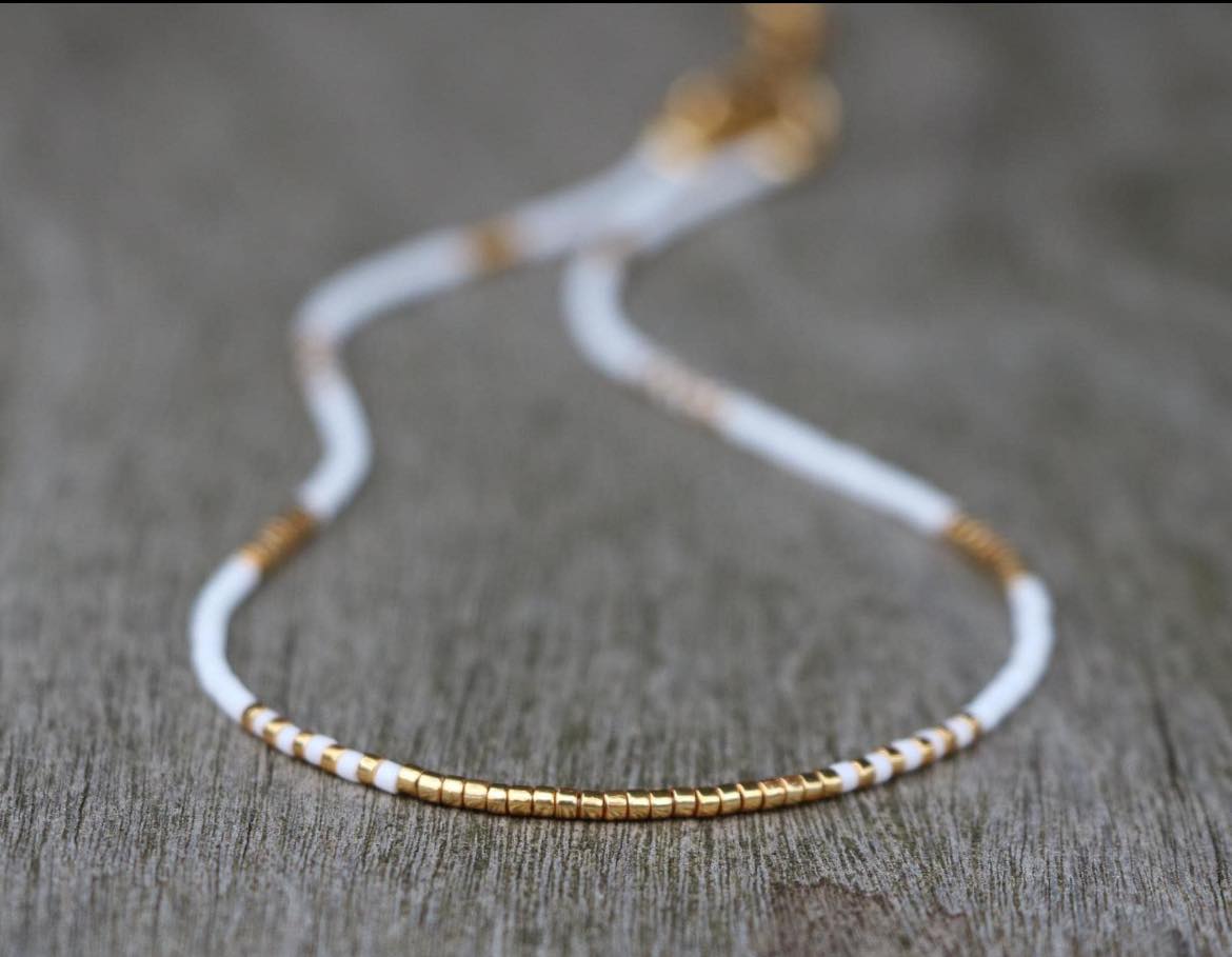 колие чокър с бели и златисти мъниста подарък