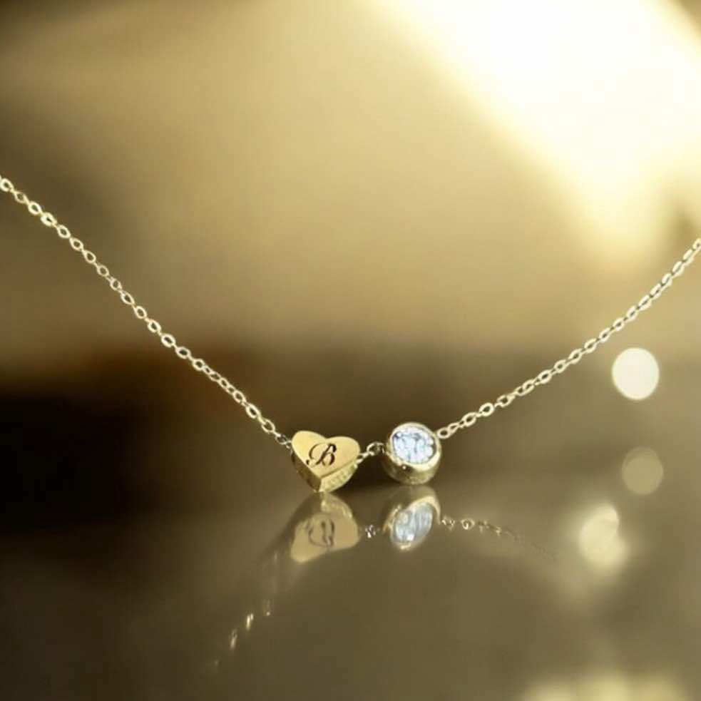 колие с гравирано сърце и камъче подарък