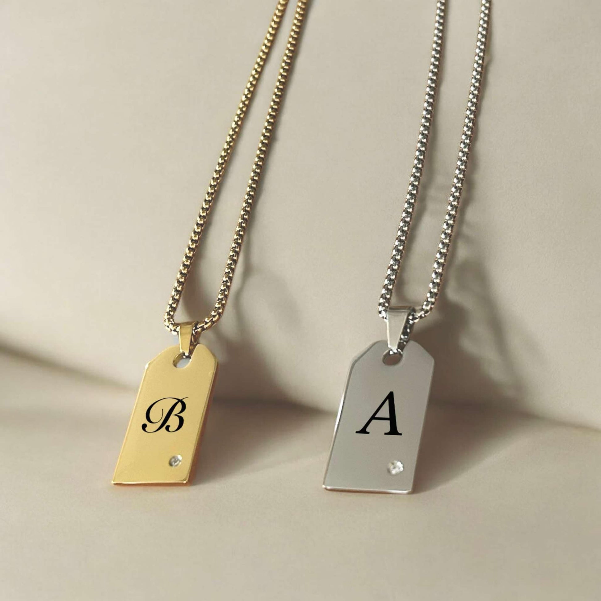 Гравиран мъжки медальон с правоъгълна висулка и камъче подарък