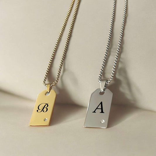 Гравиран мъжки медальон с правоъгълна висулка и камъче подарък