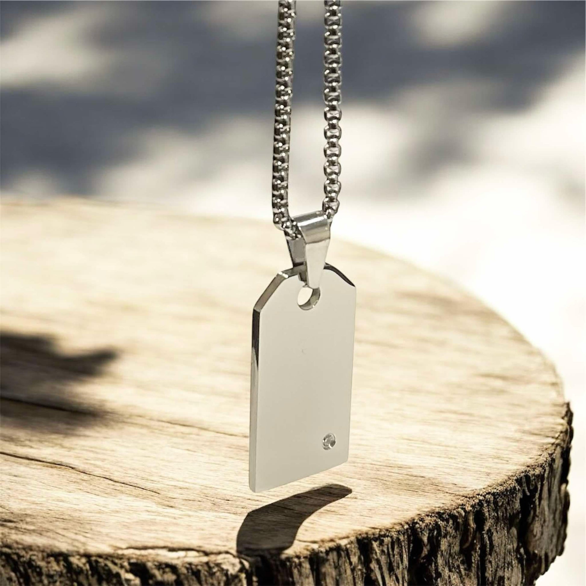 Гравиран мъжки медальон с правоъгълна висулка и камъче подарък
