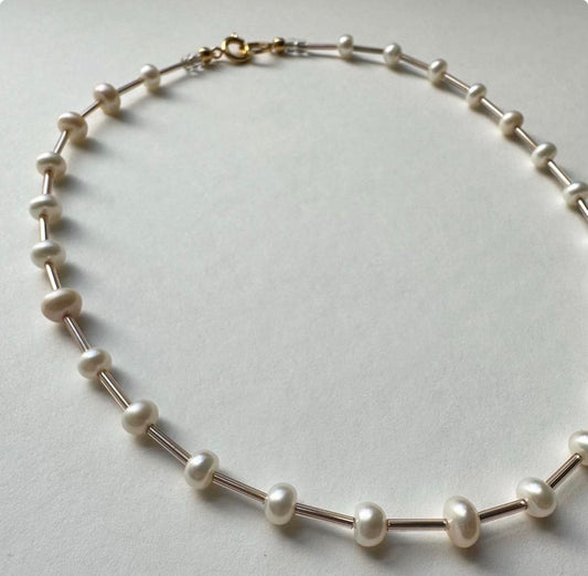 колие по врата с перли и златисти елементи подарък