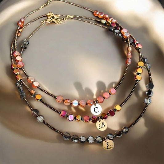 Колие от цветни кристали с гравирана буква подарък