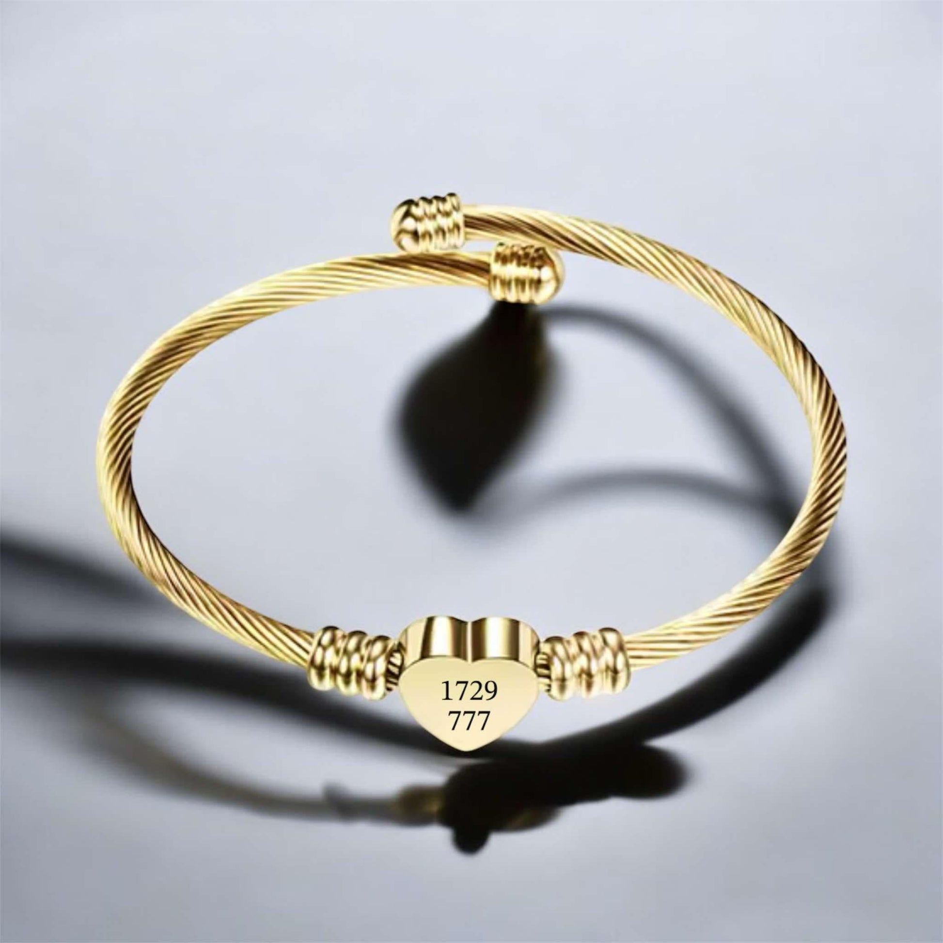 Твърда гривна с гравирано сърце подарък