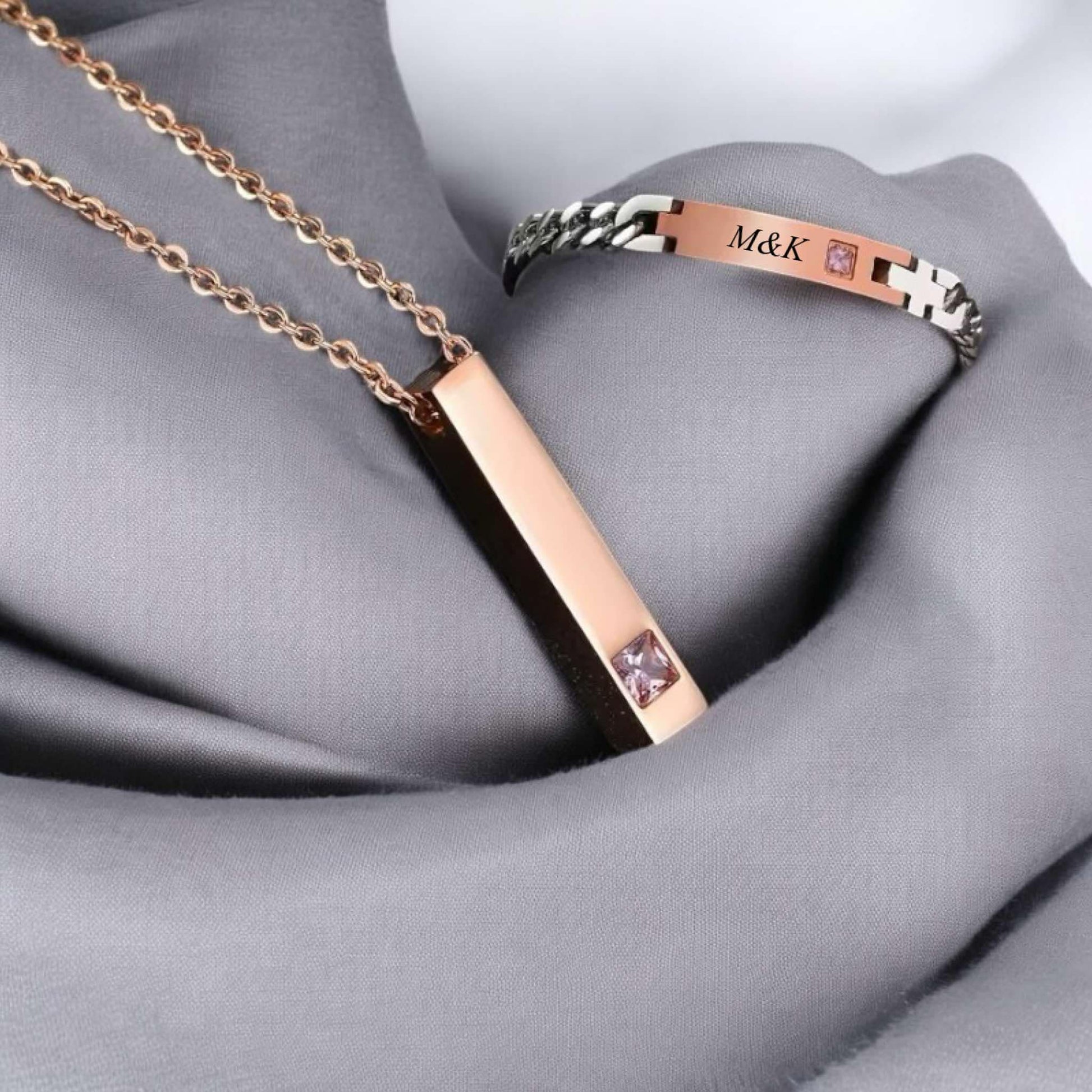 гравиран розов комплект колие и гривна подарък