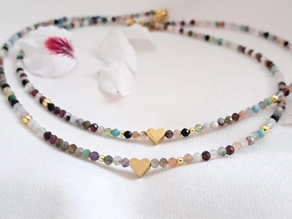 колие от цветни полускъпоценни камъни и сърчице подарък