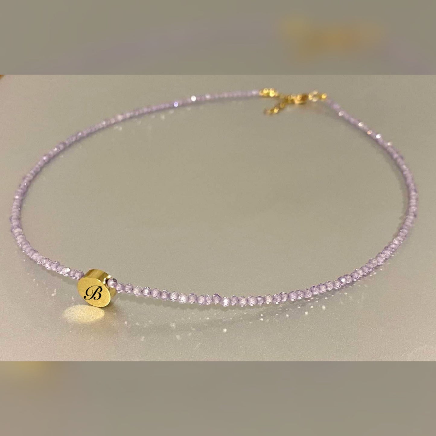 чокър от мъниста и гравирана буква В подарък