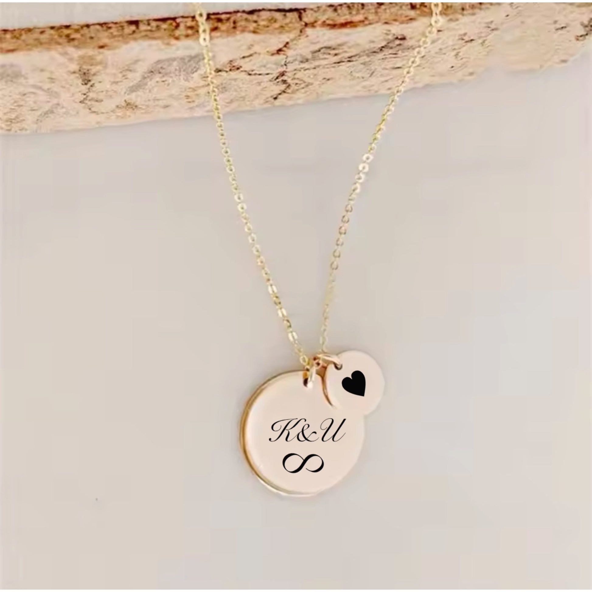колие с две кргли висулки гравирани с инициали и сърце подарък