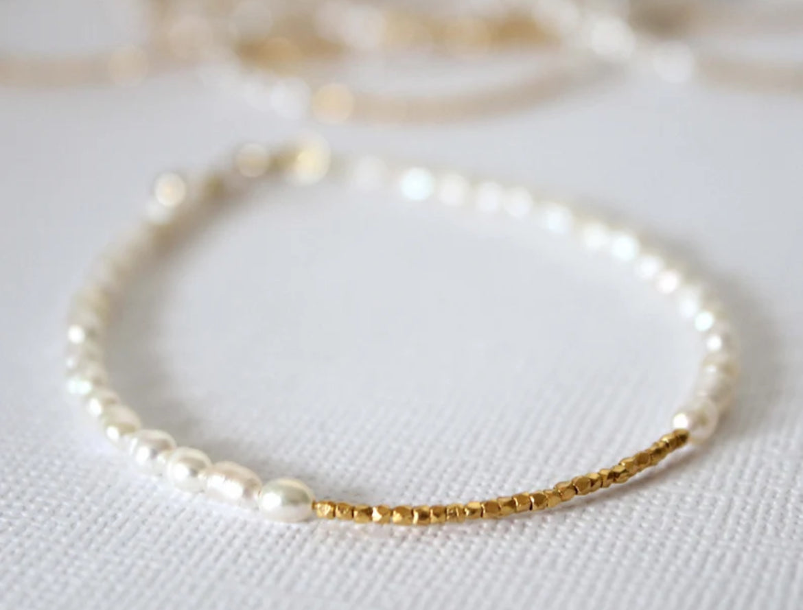 гривна с естествени перли и златисти кубчета подарък