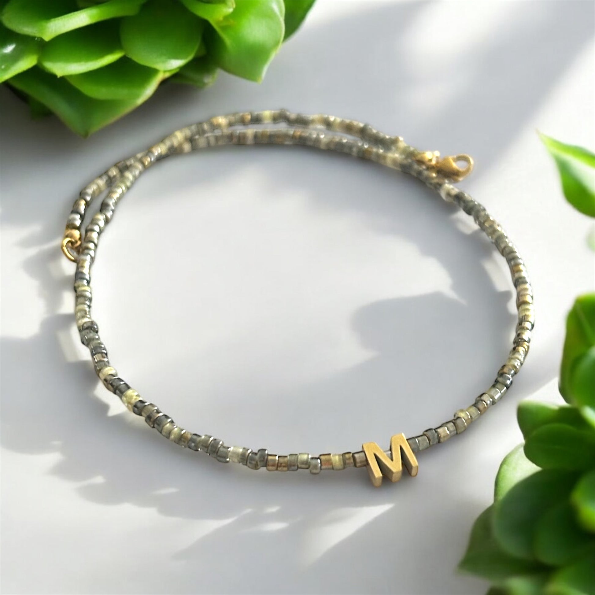 колие по врата с мъниста и буква подарък