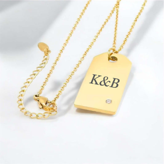 Гравирано колие с правоъгълна висулка с камъче подарък