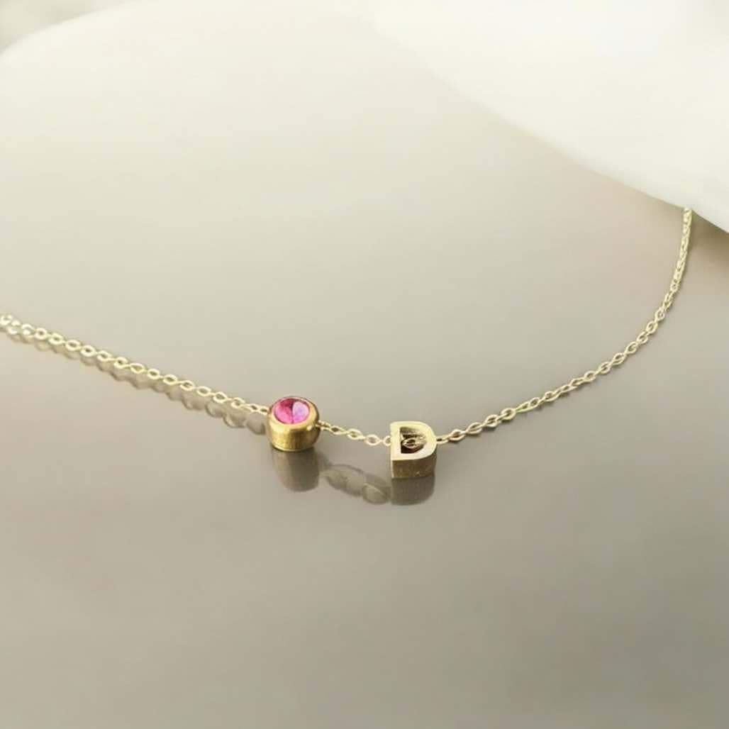 колие с буква и камъче подарък