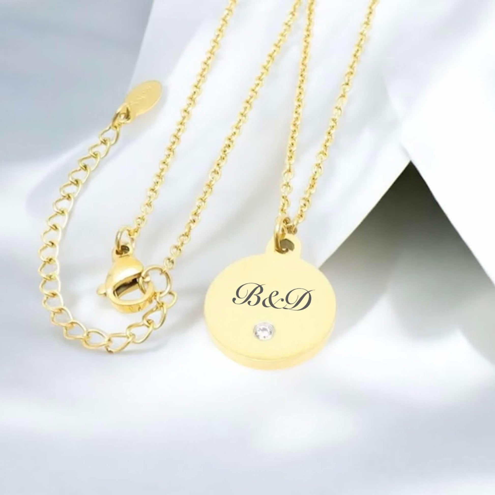 Гравирано колие с кръгла висулка с камъче подарък