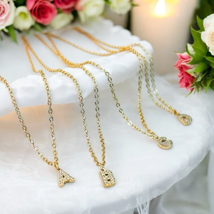 колие с буква с бели цирконии подарък